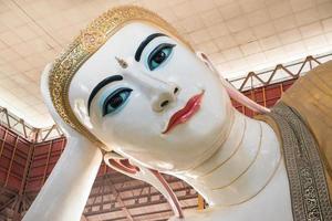 kyauk hhat gyi die schönen augen und der große liegende buddha in der gemeinde yangon in myanmar. dieser buddha ist bekannt für sein riesiges 65 meter langes liegendes buddha-bild. foto