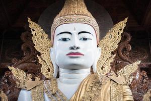 Nga-Htat-Gyi-Buddha-Bild in der Nga-Htat-Gyi-Pagode der Gemeinde Yangon in Myanmar. nga htat gyi Bildnis in königlichen Ornaten, die eine goldene Robe tragen. foto