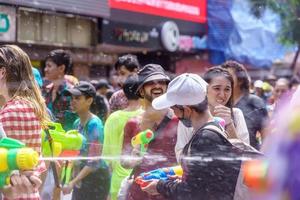 siam square, bangkok, thailand - 13. apr 2019 kurze aktion von menschen schließt sich den feierlichkeiten des thailändischen neujahrs oder des songkran auf dem siam square an. foto