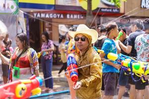 siam square, bangkok, thailand - 13. apr 2019 kurze aktion von menschen schließt sich den feierlichkeiten des thailändischen neujahrs oder des songkran auf dem siam square an. foto