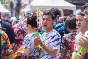 siam square, bangkok, thailand - 13. apr 2019 kurze aktion von menschen schließt sich den feierlichkeiten des thailändischen neujahrs oder des songkran auf dem siam square an. foto