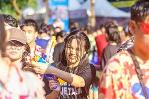 siam square, bangkok, thailand - 13. apr 2019 kurze aktion von menschen schließt sich den feierlichkeiten des thailändischen neujahrs oder des songkran auf dem siam square an. foto