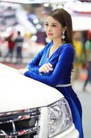 nonthaburi, thailand - 3. dezember 2019 nicht identifiziertes model posiert mit einem auto auf der 36. motor expo thailand 2019 in der impact arena, muang thong thani, nonthaburi, thailand. foto