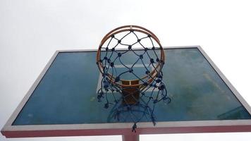 Basketballkorb von unten gesehen foto