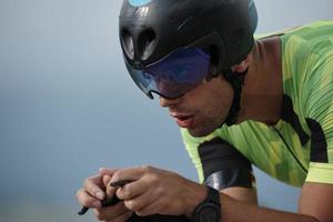 Nahaufnahme eines Triathlon-Athleten, der Fahrrad fährt foto