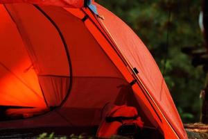 orangefarbenes Zelt im Freien auf dem Campingplatz foto