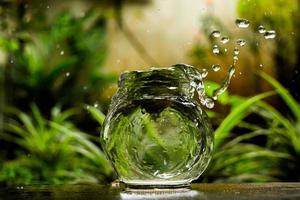 spritzwasser zitrone auf glas foto