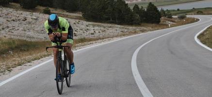 triathlon-sportler, der fahrrad fährt foto