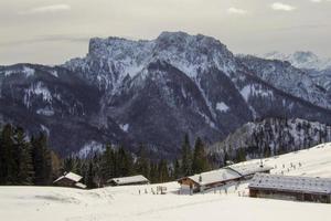 verschneiter Wintertag in den Chiemgauer Alpen, Bayern, Deutschland foto
