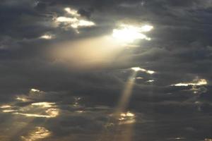 schöne Sonnenstrahlen durch die Wolken, Hintergrund foto