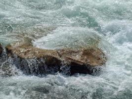 wasser des schnell fließenden baches, naturhintergrund foto