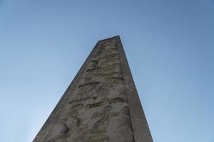 Obelisk, Blick vom Kulturpark in Izmir, Türkei foto