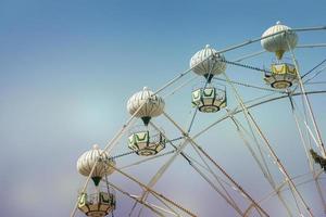 Riesenrad auf dem Hintergrund des blauen Himmels foto