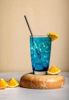 Blue Lagoon Ein Mocktail-Getränk mit Soda und blauer Farbe, das mit Eiswürfeln und frischen Orangenscheiben serviert wird, um ihm eine leichte Würze zu verleihen. foto