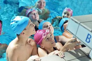 glückliche kindergruppe am schwimmbad foto