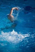 Schwimmerübung auf Hallenbad foto