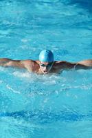 Porträt eines männlichen Schwimmers foto