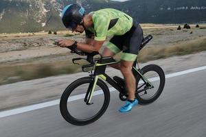 triathlon-sportler, der fahrrad fährt foto