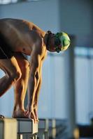 junger Schwimmer beim Schwimmstart foto