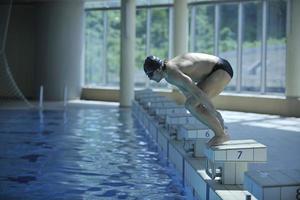 junger Schwimmer startbereit foto