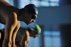 junger Schwimmer beim Schwimmstart foto