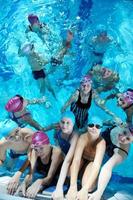 glückliche kindergruppe am schwimmbad foto