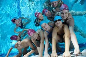 glückliche kindergruppe am schwimmbad foto