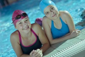 glückliche kinder im schwimmbad foto