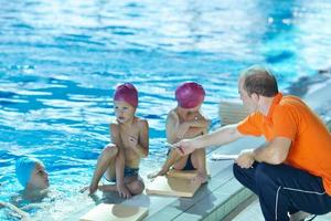 glückliche kindergruppe am schwimmbad foto