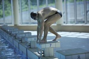 junger Schwimmer startbereit foto