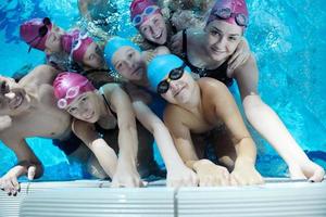 glückliche kindergruppe am schwimmbad foto