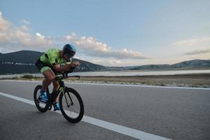 triathlon-sportler, der fahrrad fährt foto