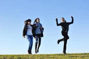 gruppe von jugendlichen hat spaß im freien foto