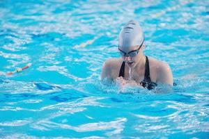 Schwimmer im Pool foto