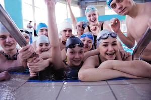 glückliche Teenie-Gruppe im Schwimmbad foto