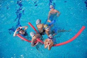 glückliche kindergruppe am schwimmbad foto