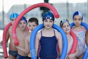 glückliche kindergruppe am schwimmbad foto