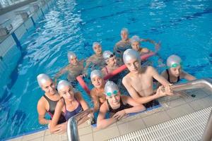 Kindergruppe im Schwimmbad foto