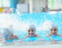 Kindergruppe im Schwimmbad foto