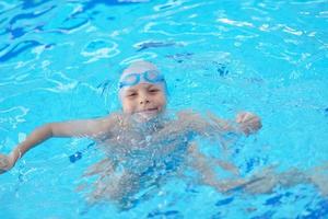 Kinderporträt am Swimmingpool foto