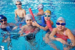 glückliche kindergruppe am schwimmbad foto