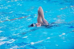 Schwimmer im Pool foto