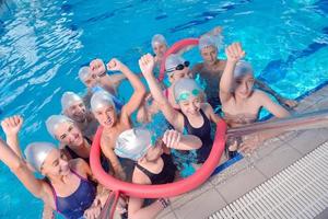 Kindergruppe im Schwimmbad foto