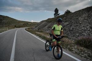 triathlon-sportler, der fahrrad fährt foto