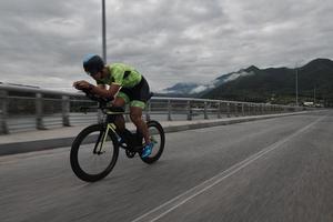 triathlonsportler, der beim morgendlichen training fahrrad fährt foto