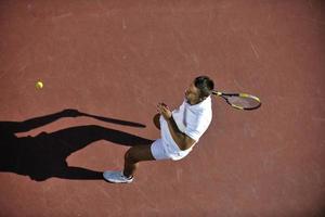 junger mann spielt tennis foto