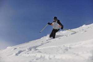 Skifahrer am Berg foto