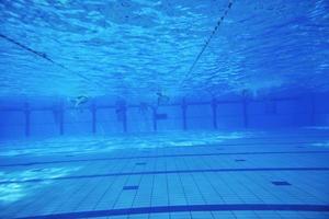 Schwimmbad unter Wasser foto