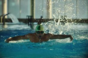 Schwimmer im Pool foto