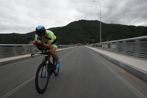 triathlonsportler, der beim morgendlichen training fahrrad fährt foto